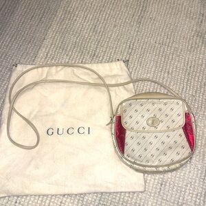 Vintage 1980’s Gucci crossbody purse in ivory with red and green striped detail
